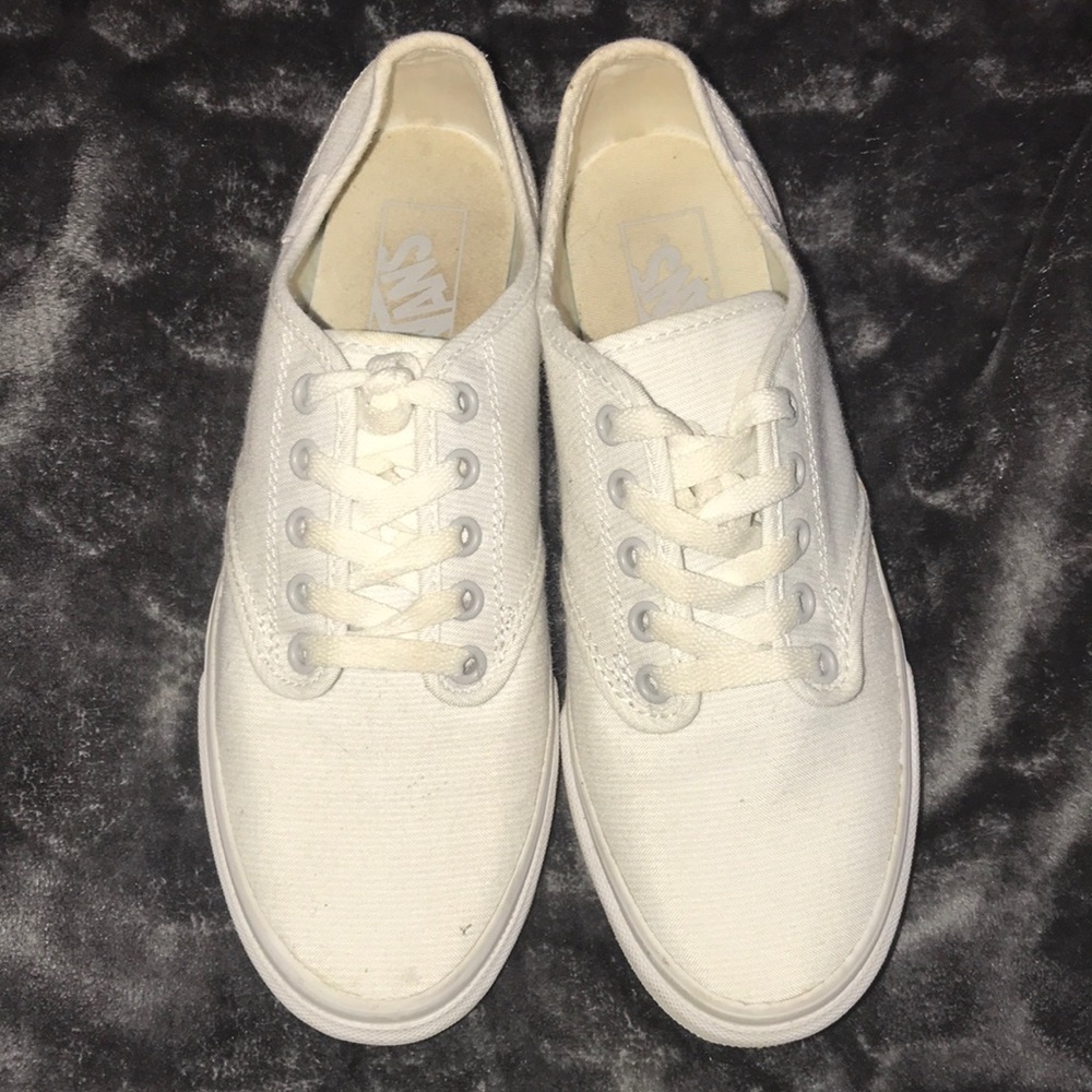 SOLD 🎉 White Lace up Vans
